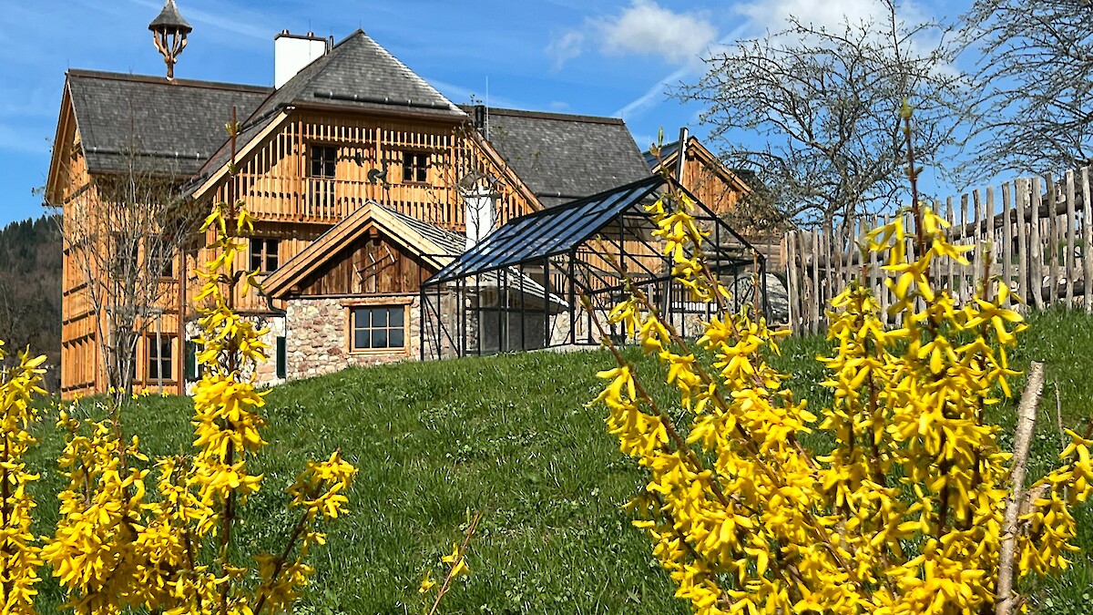 Osterzeit und Frühjahrsblüte im Garten am Schmiedgut Bad Aussee